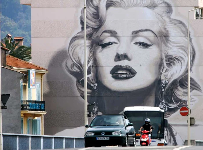 Poster imens cu chipul lui Marilyn Monroe, la festivalul de film de la Cannes, din 2006 FOTO: Mediafax/AFP