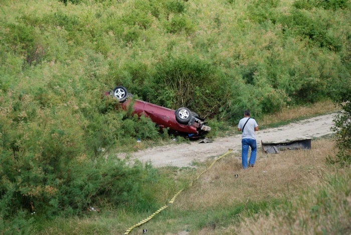 Maşina a plonjat pe malul râului Buzău  FOTO Florentin Coman