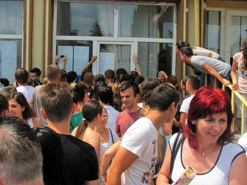 Absolvenţii de clasa a VIII-a au la dispoziţie peste 3300 de locuri în clasa a IX-a de liceu (Foto arhivă)