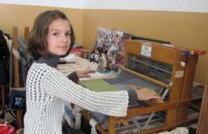 Ucenic la 10 ani. Ioana Ioncu participă la atelierul de meşteşuguri din satul bunicilor ei, Dezmir FOTO: Florina Pop
