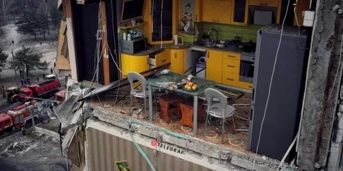 Imagine virală cu o bucătărie galbenă rămasă fără perete în blocul bombardat din Dnipro FOTO Twitter jpg