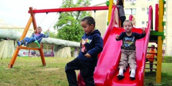 Resita: Un loc de joacă renovat de părinţi a fost inaugurat