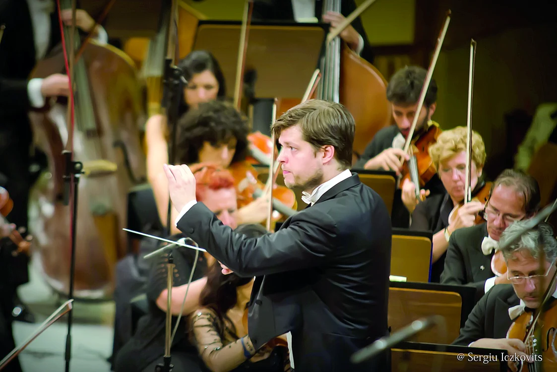 Dirijorul Juraj Valčuha, alături demembri şi solişti ai Orchestrei Sinfonica Nazionale della RAI FOTO: Sergiu Iczkovits