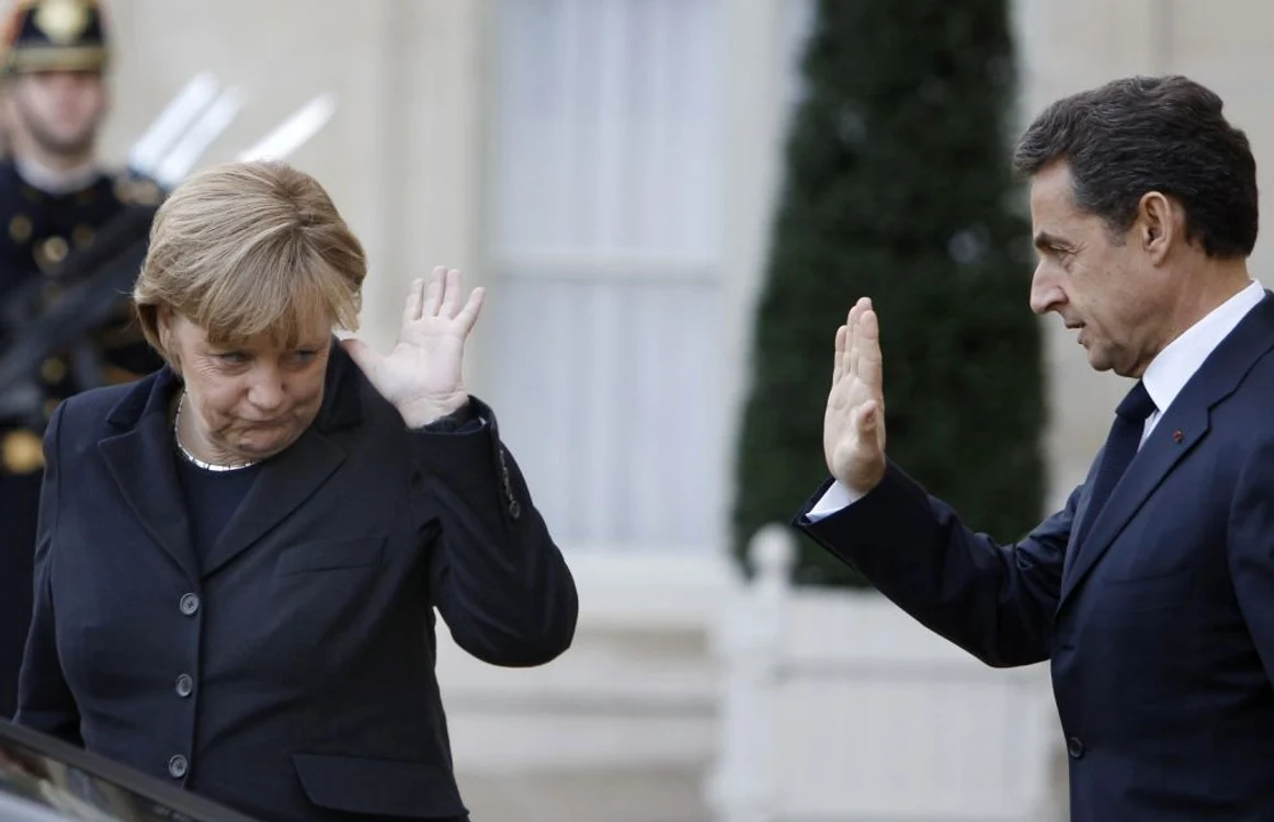 Preşedintele Nicolas Sarkozy se salută cu cancelarul german Angela Merkel care  părăseşte Palatul Elysee în urma reuniunii de la Paris decembrie 2011 FOTO AP