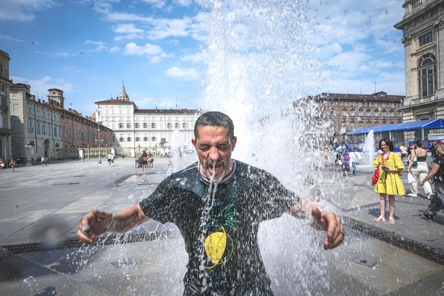 Cum ne protejăm de caniculă. Care sunt persoanele cele mai vulnerabile în fața căldurii 