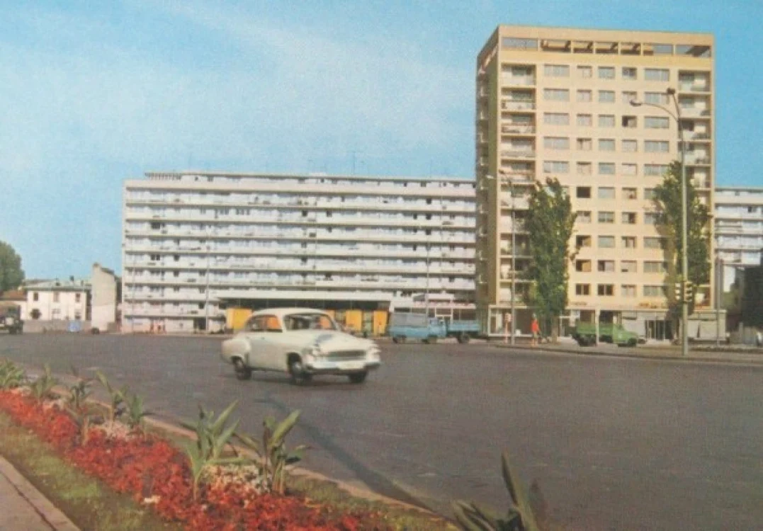Clădirea galbenă din spatele autoturismului Wartburg e fostul restaurant Budapesta, acum desfiinţat şi transformat în sediu pentru firmele de electrocasnice FOTO bucurestiivechisinoi.ro