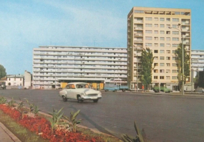 Clădirea galbenă din spatele autoturismului Wartburg e fostul restaurant Budapesta, acum desfiinţat şi transformat în sediu pentru firmele de electrocasnice FOTO bucurestiivechisinoi.ro