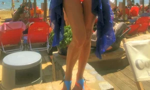 Julia Jianu a făcut furori pe plajă jpeg