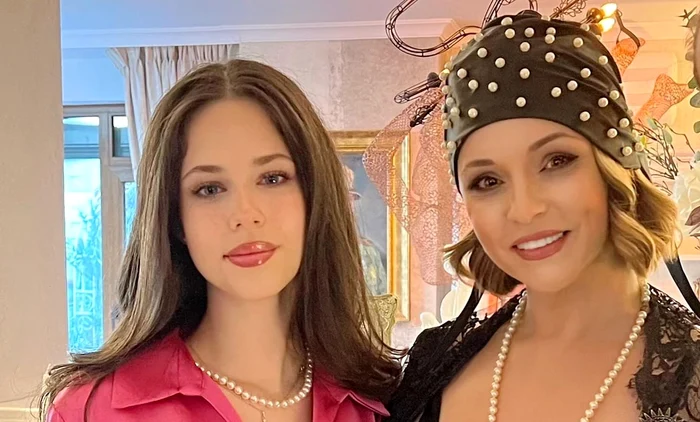 Alături de fiica sa,  Violeta, care are 15 ani