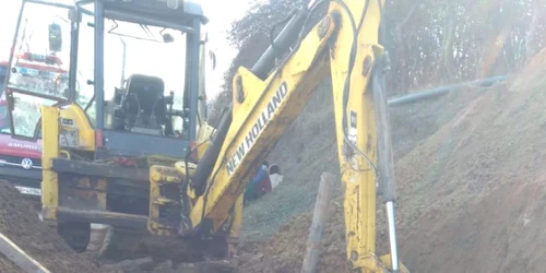 Accident de muncă - muncitor surprins de alunecarea unui mal de pământ în şanţul de canalizare la care lucra în Râmnicu Vâlcea pe strada Bujorencii Foto Adevărul