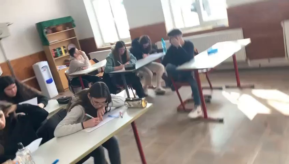 Imagini halucinante într-o școală din Olt. Elevii fac orele într-un zgomot infernal și sunt puși să care materiale de construcție VIDEO