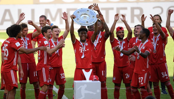 
    Kingsley Coman, cu trofeul acordat campioanei GermanieiFoto: EPA-EFE  