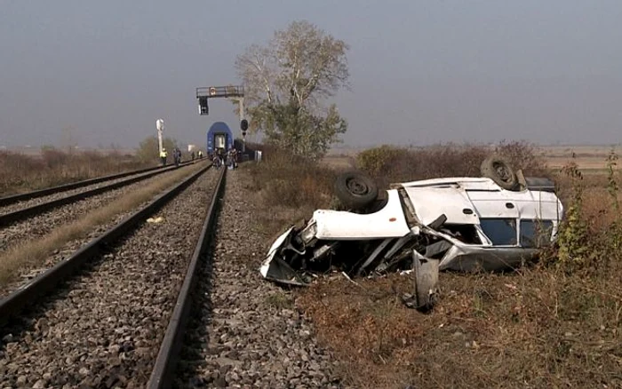 
    Se pare că şoferul maşinii nu s-a asigurat la trecerea de cale ferată  