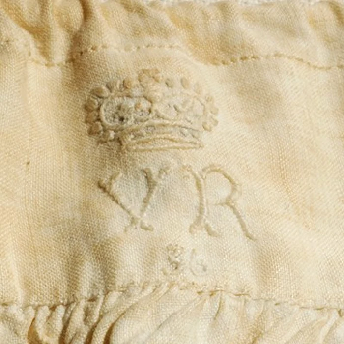 Pe chiloții Reginei Victoria era brodată monograma suveranei