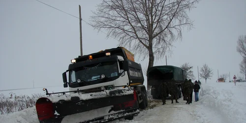 Militarii au fost chemaţi să intervină pe drumurile naţionale 