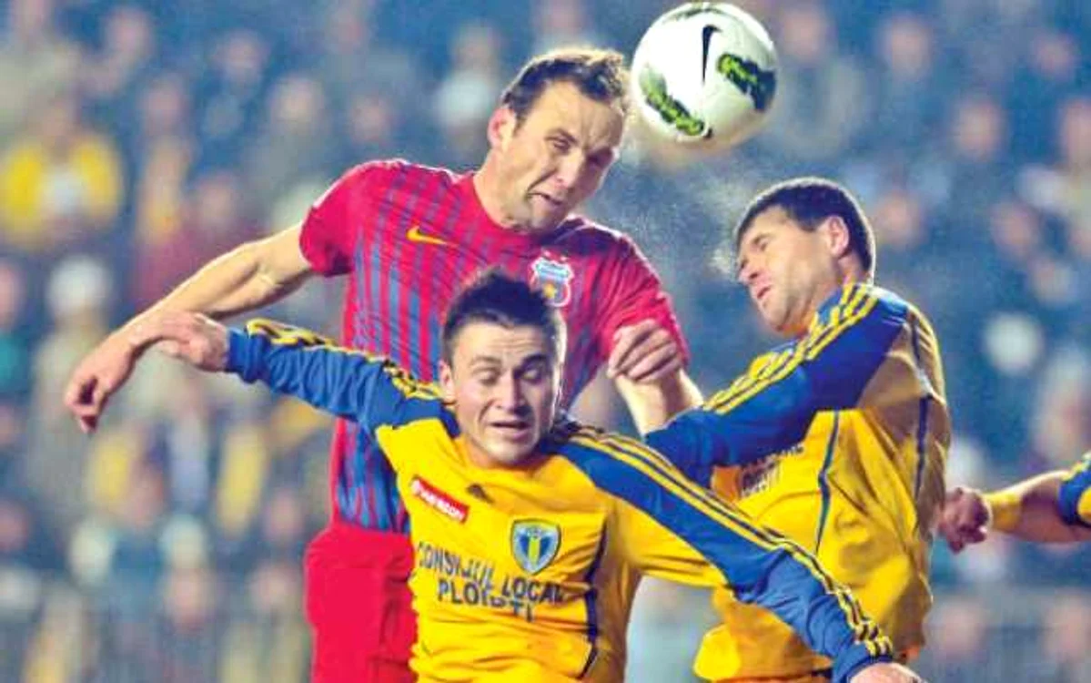 Pe lângă meciul cu Steaua, Opriţa (dreapta) şi colegii săi au pierdut şi sprijinul fanilor pentru o lungă perioadă  