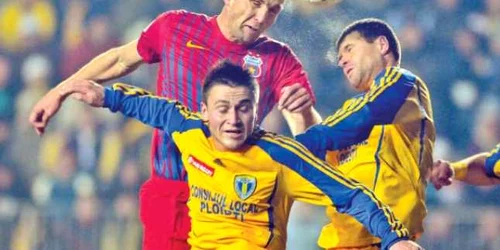 Pe lângă meciul cu Steaua, Opriţa (dreapta) şi colegii săi au pierdut şi sprijinul fanilor pentru o lungă perioadă