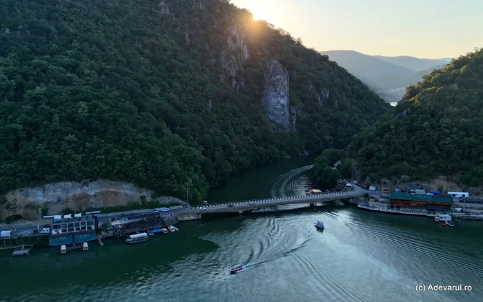 VIDEO Chipul lui Decebal de la Cazanele Dunării, kitsch sau reper istoric? „S-a lucrat zece ani, dar nu seamănă deloc cu Decebal”
