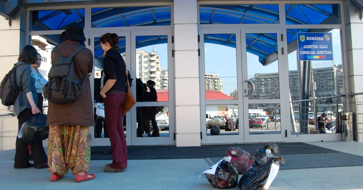 Romii de la Pata Rât au adus gunoaie la Consiliul Judeţean Cluj