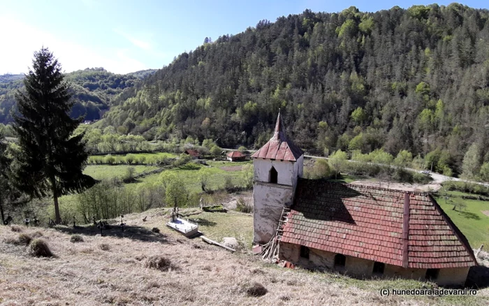 Biserica de la intrarea în Runcu Mare. Foto: Daniel Guţă. ADEVĂRUL.