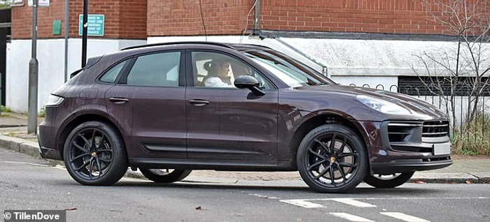 Emma Răducanu, la volanul altei mașini Porsche. Foto Tillen Dove/ Daily Mail