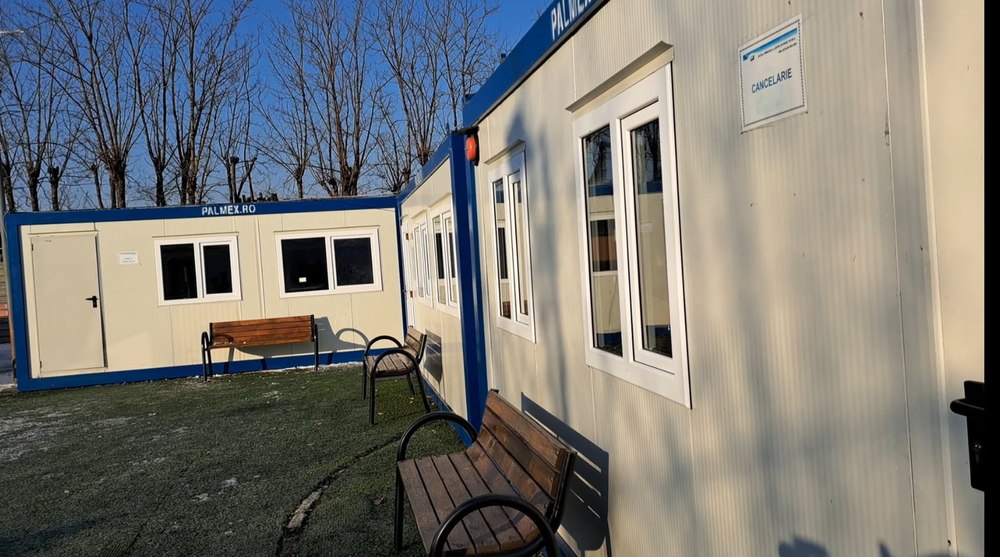 Școală de coșmar într-o localitate din județul Galați. Elevii învață în containere înghețate și improvizate
