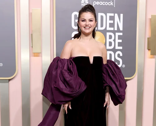 Selena Gomez nu a fost avantajată deloc de această ținută (Foto: Getty Images)