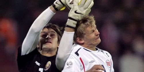 Vasili Hamutovski reţine un balon în meciul Belarus - Norvegia
