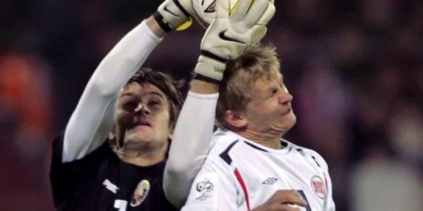 Vasili Hamutovski reţine un balon în meciul Belarus - Norvegia