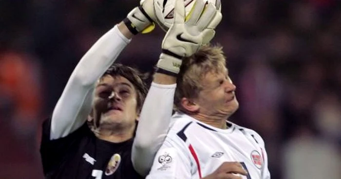 Vasili Hamutovski reţine un balon în meciul Belarus - Norvegia