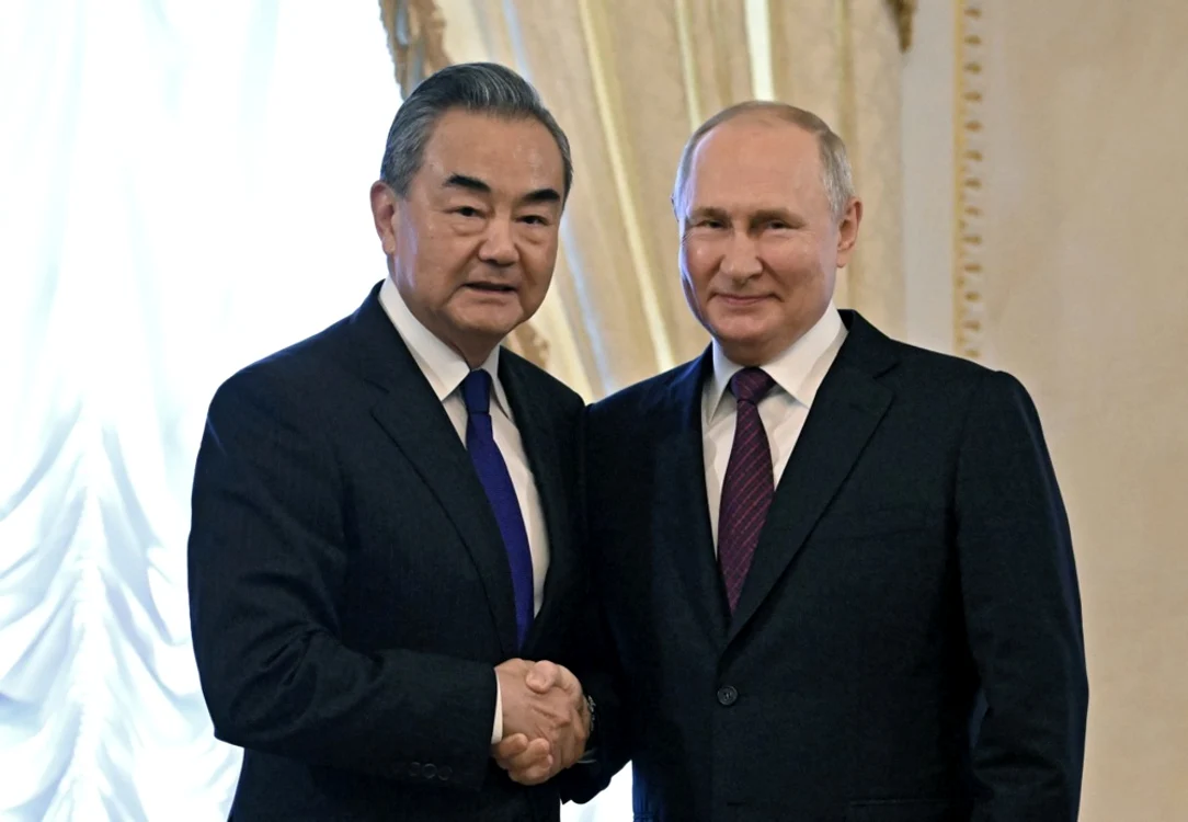 Putin zâmbește larg în timp ce-l strânge de mână pe Wang Yi FOTO EPA-EFE