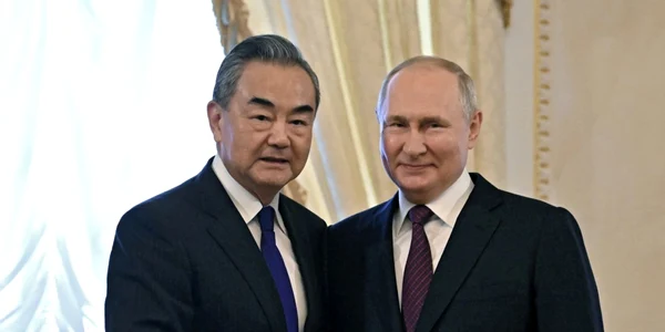 Putin zambeste larg langa Wang Yi FOTO EPA EFE jpg
