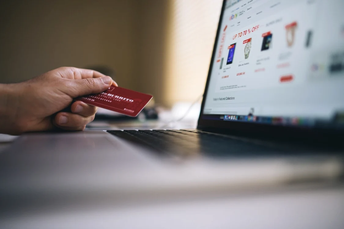 Plăţile cu cardul au crescut faţă de anul trecut Foto: Pexels.com