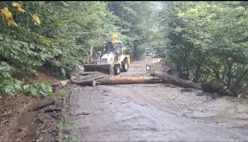 Peste 50 de turiști, evacuați din Munții Făgăraș după ce o viitură a blocat aproximativ 15 autoturisme în zona Valea Rea