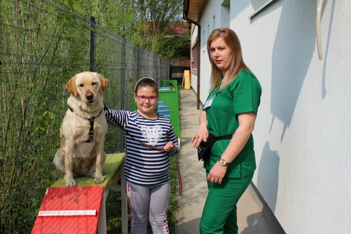 Unul dintre copiii care se bucură de afecţiunea căţeluşei Jolene FOTO Alin Ion