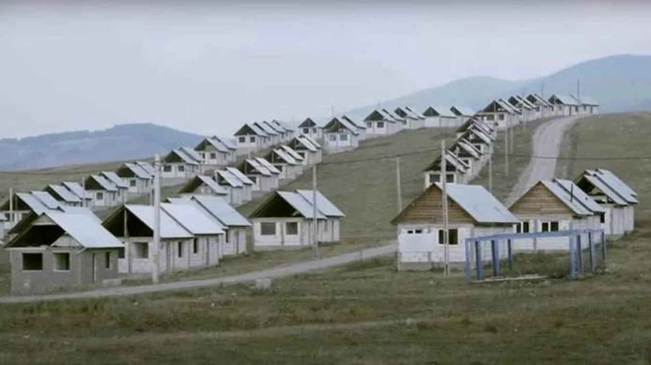 Aşa arată locuinţele abandonate din satul Rotunda. Foto: desteptarea.ro