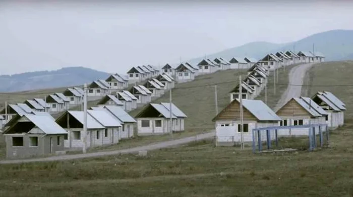 Aşa arată locuinţele  abandonate din satul Rotunda. Foto: desteptarea.ro