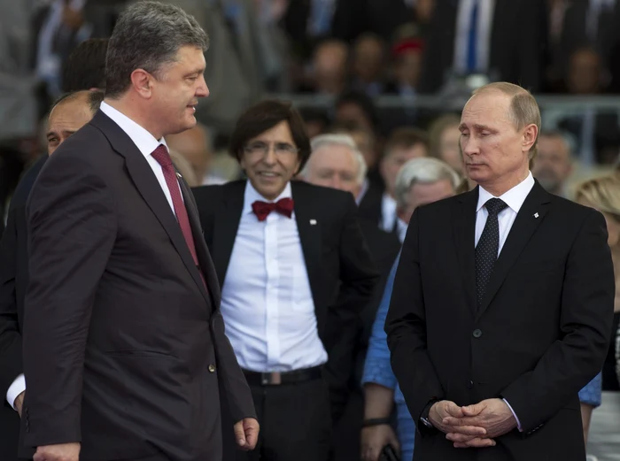 Prima întâlnire dintre preşedintele ales al Ucrainei, Petro Poroşenko şi liderul de la Kremlin, Vladimir Putin a avut loc vineri în Normandia FOTO: Reuters