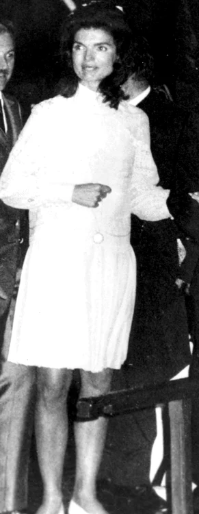 Jackie Kennedy a optat pentru o rochie de mireasă scurtă (Foto: Profimedia)