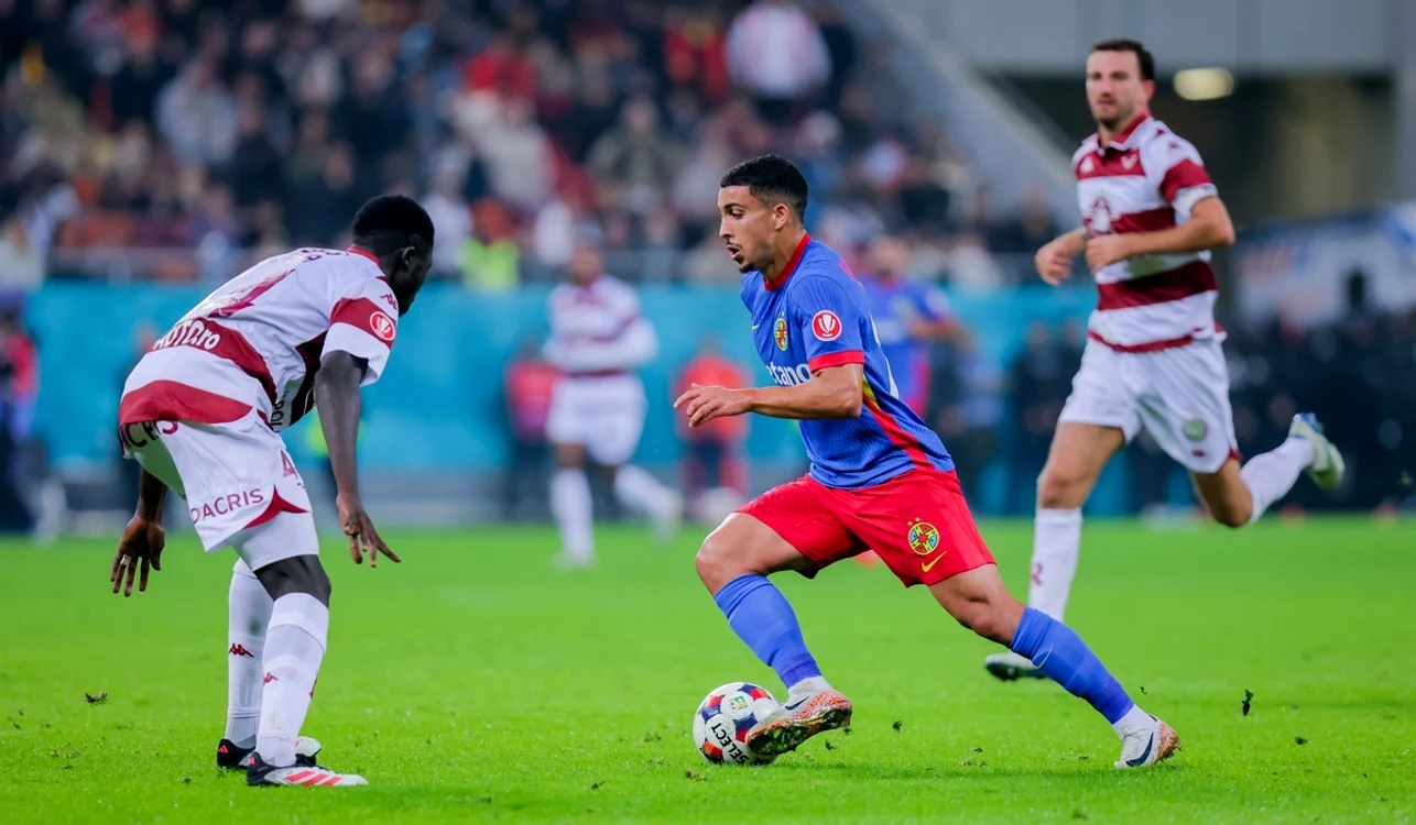 Aymen Boutoutaou (centru), autorul unei „duble” pentru FCSB