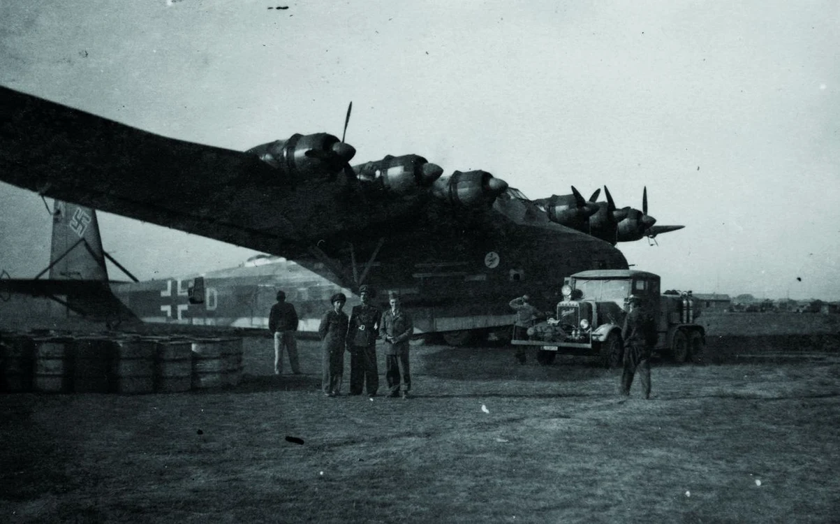 Avion de transport german Messerschmitt Me 323 „Gigant”, folosit pentru aducerea trupelor germane