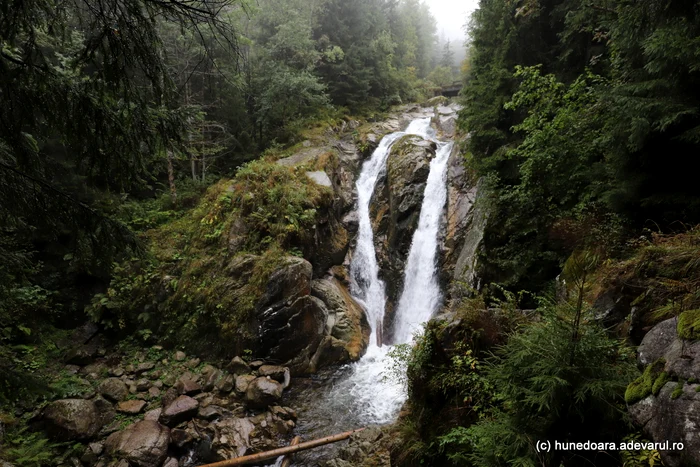 Cascada Lolaia din Retezat. Foto: Daniel Guță. ADEVĂRUL