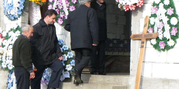 Rudele şi prietenii l-au condus pe Dumitru Cimpoacă pe ultimul drum