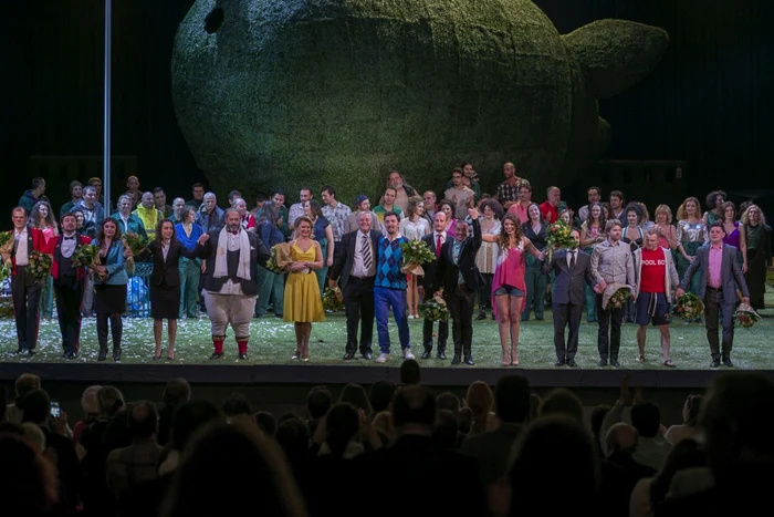 Artiştii au fost ovaţionaţi la finalul spectacolului "Falstaff" FOTO: Opera Naţionala Bucureşti