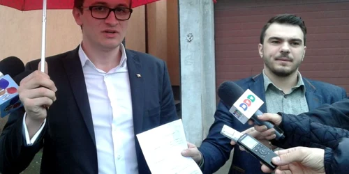 Cristian George Faraoanu şi Eduard Constantin Tănase - studenţi din Constanţa care au depus plângere penală la DNA la adresa primarului interimar Decebal Făgădău Foto Sînziana Ionescu