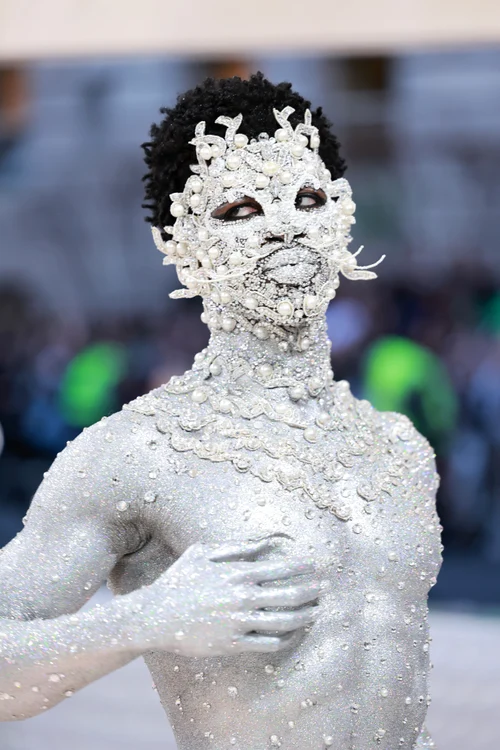 Lil Nas X a venit acoperit cu cristale și perle (Foto: GettyImages)