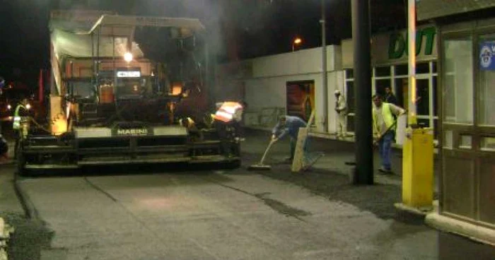 Muncitorii lucrează pe sensul de ieşire din ţară  
