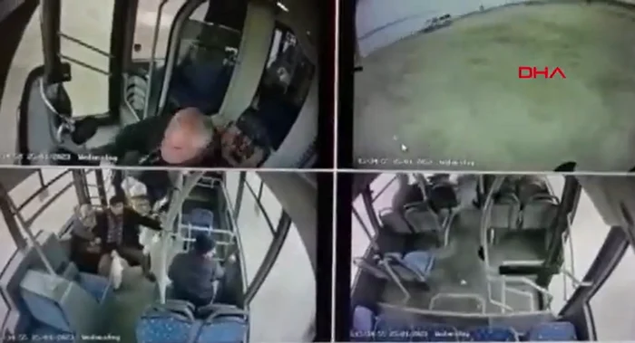 Pasagerii din autobuz au fost salvați de martori Foto: captură de ecran/ video