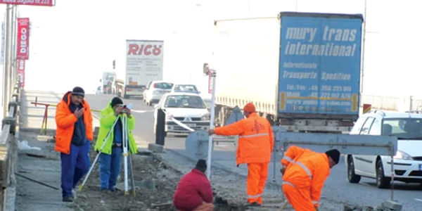 Doar o echipă lucra de dimineaţă pe pasajul din Calea Şagului