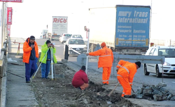 Doar o echipă lucra de dimineaţă pe pasajul din Calea Şagului